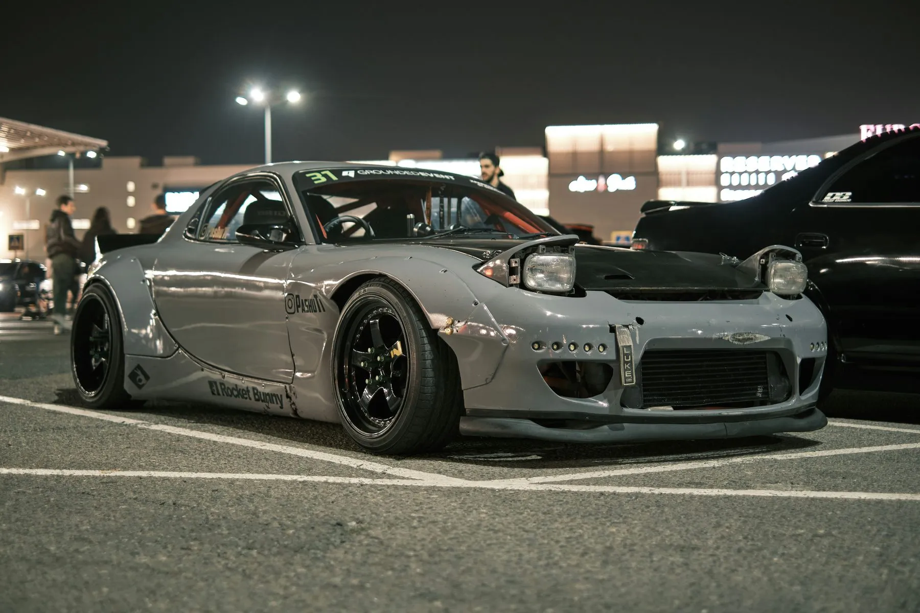 Mazda RX-7 FD rojo de perfil mostrando sus líneas fluidas