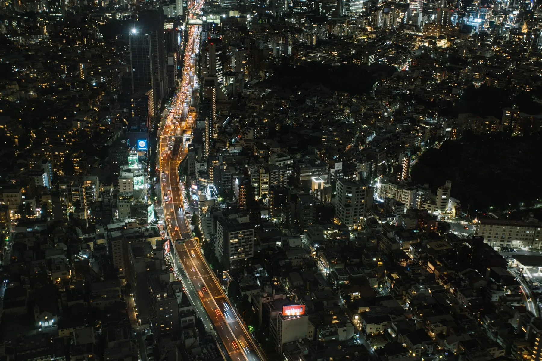 Autopista urbana de Tokio de noche con estelas de luz de los coches