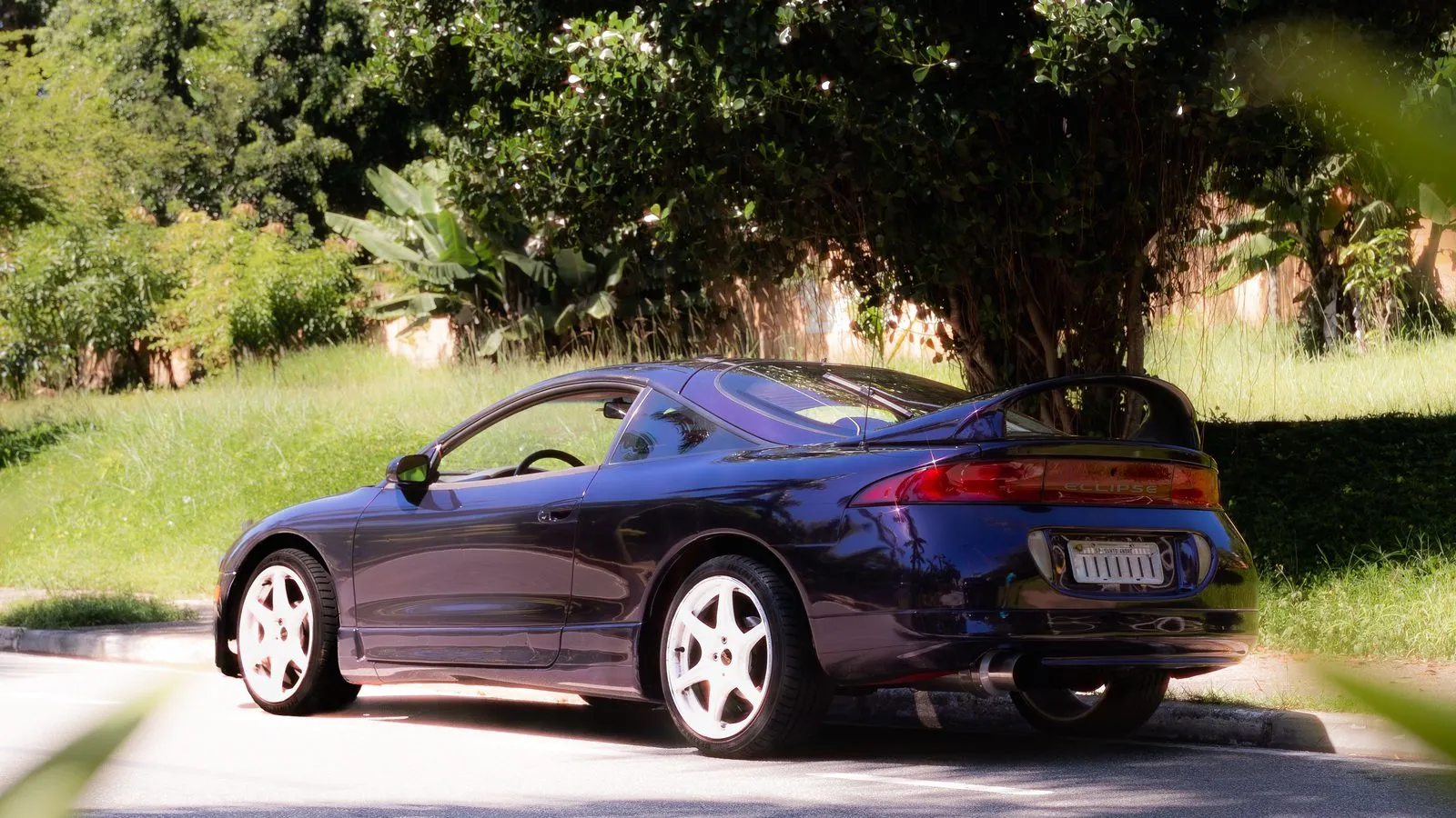 Mitsubishi Eclipse GSX de segunda generación en color oscuro, vista tres cuartos