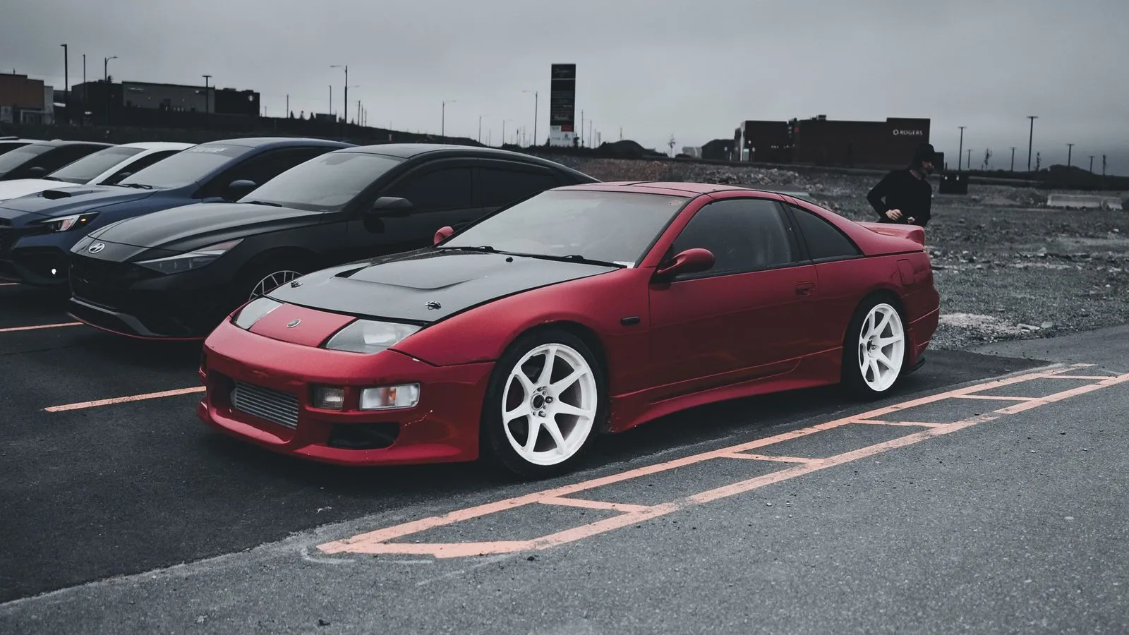 Nissan 300ZX Z32 con faros inclinados y carrocería ancha y baja