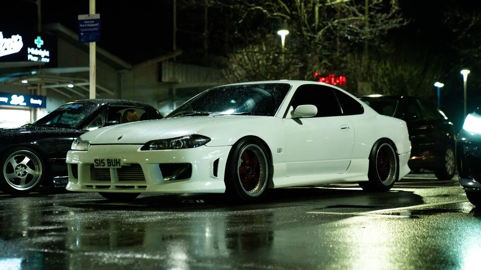 Nissan Silvia S15 blanco con kit aero, vista tres cuartos delantera