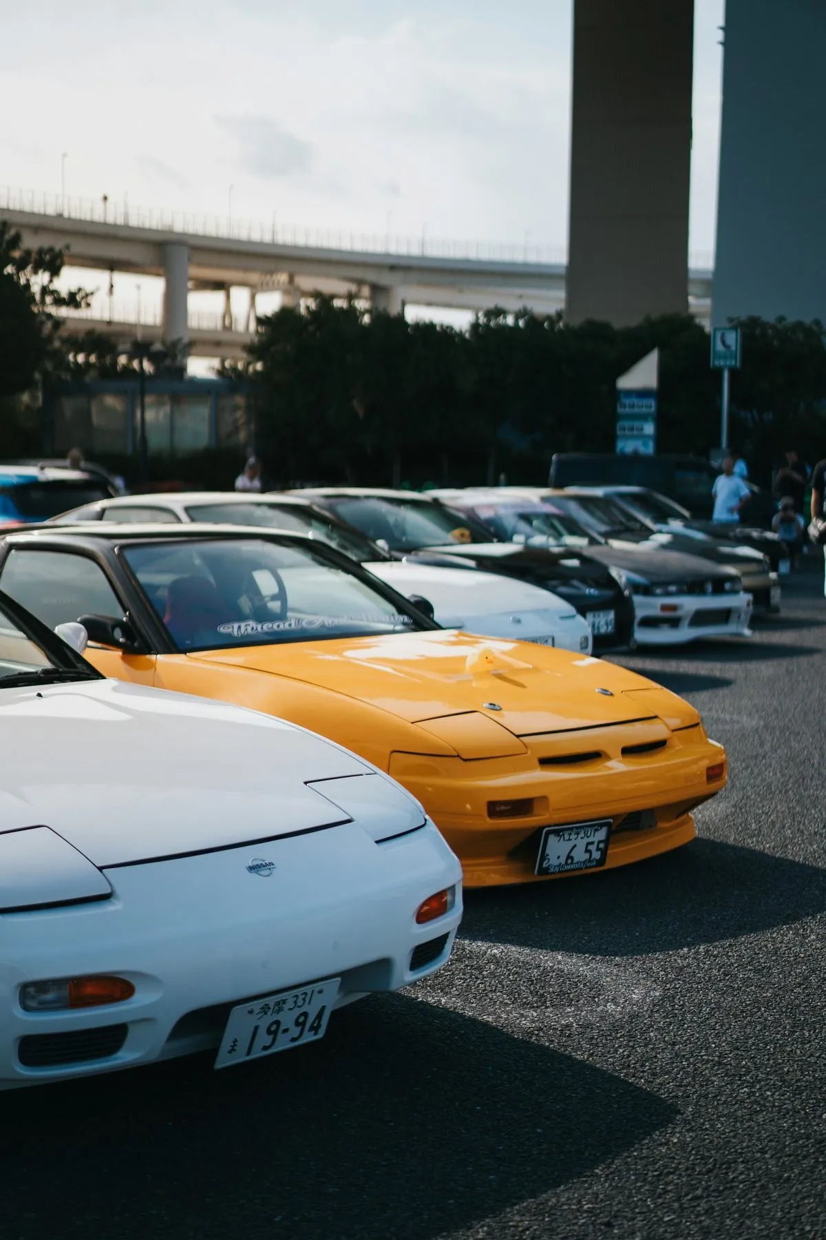 Coches JDM alineados en una casa de subastas japonesa