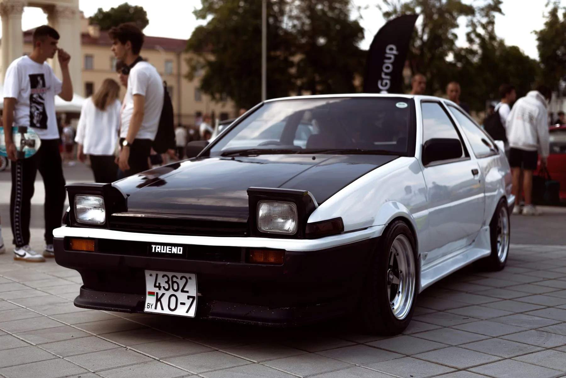 Toyota Sprinter Trueno AE86 panda blanco y negro de perfil