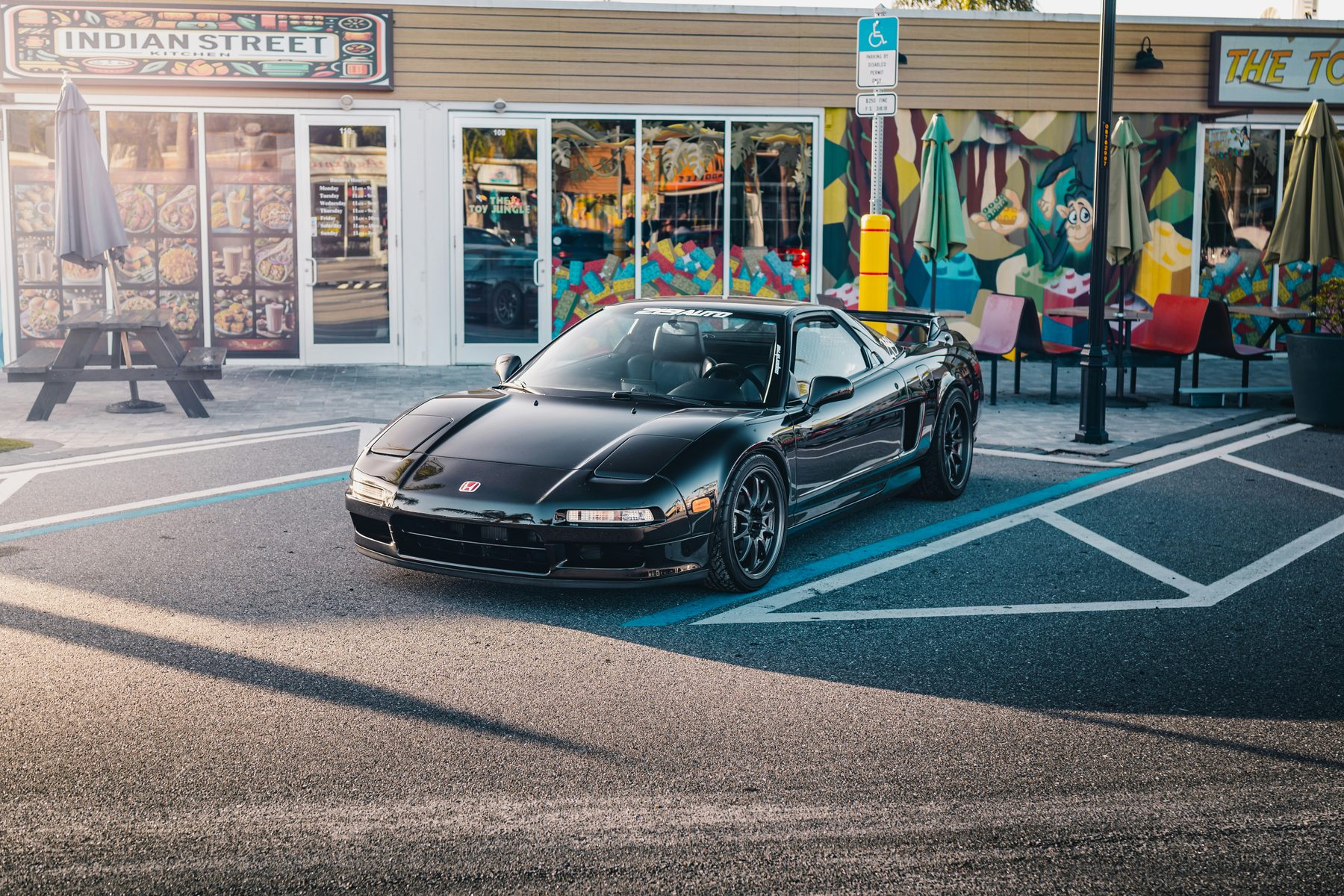 Honda NSX de primera generación, motor central, en color rojo