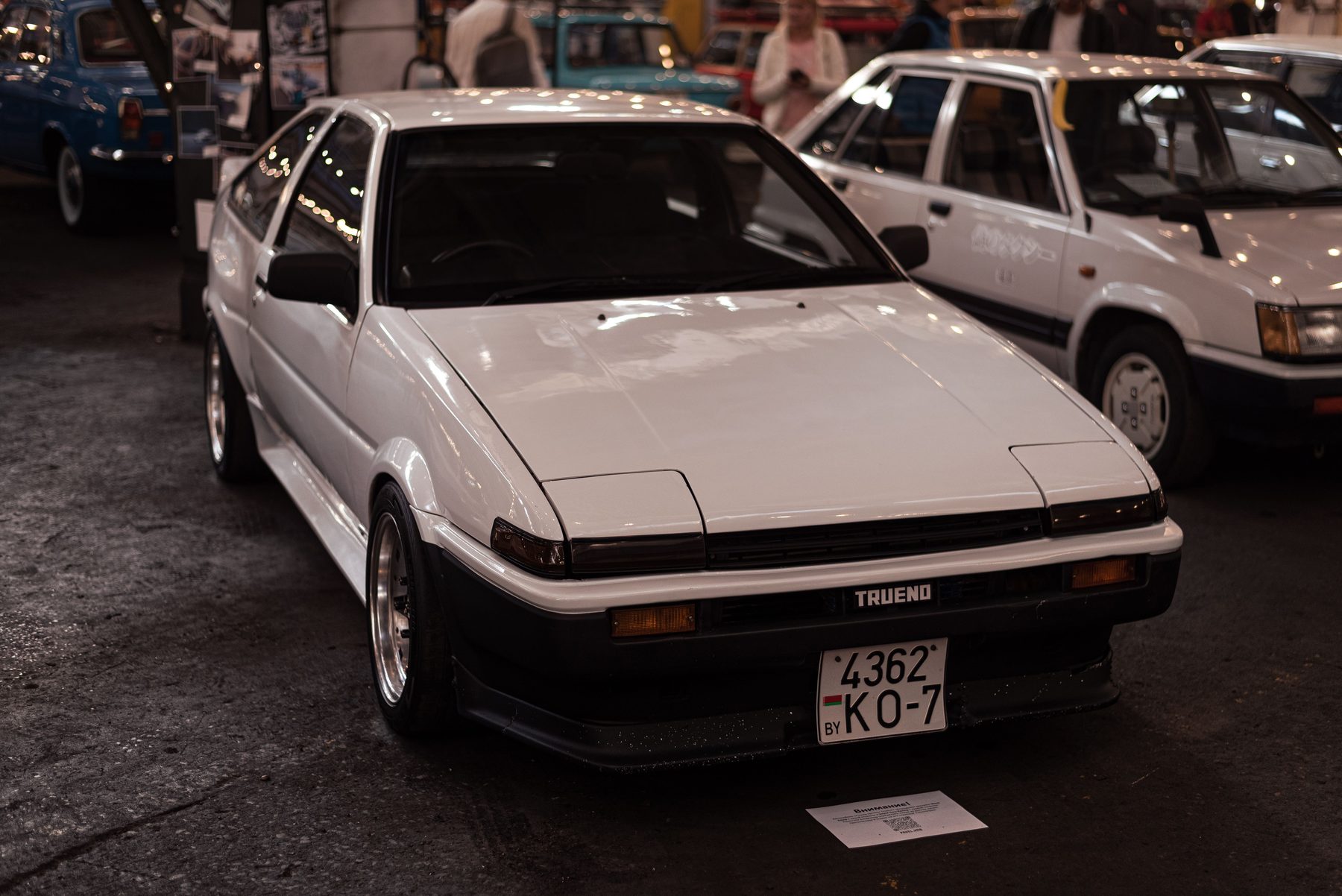 Toyota AE86 Sprinter Trueno blanco y negro derrapando en un circuito
